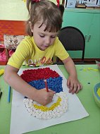 В Раздольненской сельской библиотеке был организован мастер — класс "Матрешка в стиле триколор"