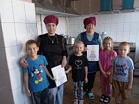 Воспитанники "Малыша" поздравили поваров с их профессиональным праздником