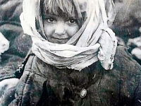 Ее улыбка спасла семью от расстрела. Но через год она услышала от тети страшный шепот: «Дышите глубже, детки, чтоб не мучиться»