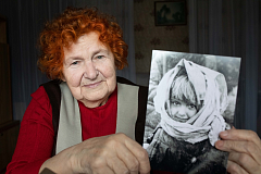 Ее улыбка спасла семью от расстрела. Но через год она услышала от тети страшный шепот: «Дышите глубже, детки, чтоб не мучиться»