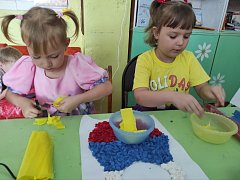 В Раздольненской сельской библиотеке был организован мастер — класс "Матрешка в стиле триколор"