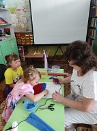 В Раздольненской сельской библиотеке был организован мастер — класс "Матрешка в стиле триколор"