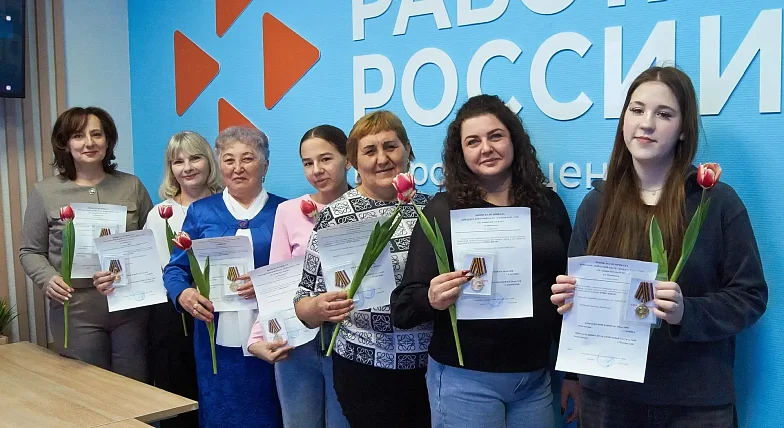 Волонтеры получили заслуженные награды в преддверии женского праздника